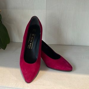 Vintage, dark fuchsia Bruno Magli pump, like new